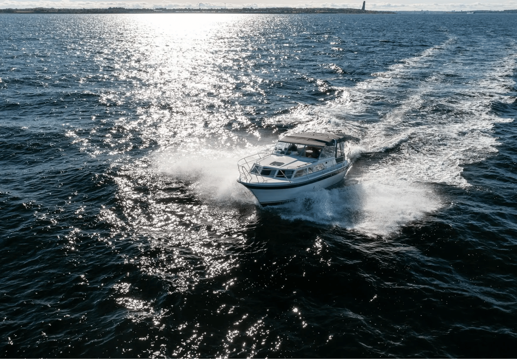 Bote navegando en el mar